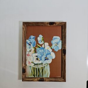 2025/07/1000032545-scaled.jpg Affiche A4 – Bouquet de pensées bleues